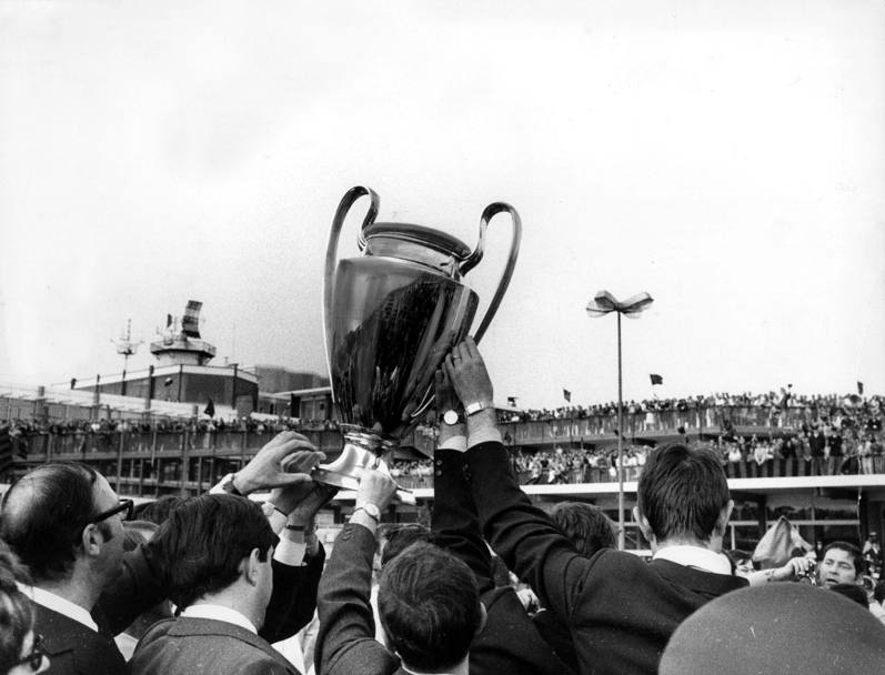 Il Milan sbarca all’aeroporto di Linate e “offre” la Coppa dei campioni ai tifosi assiepati sulle terrazze del Forlanini. Il giorno prima (mercoled 28 maggio 1969), a Madrid, una tripletta di Pierino Prati e un gol di Sormani avevano steso l’Ajax di Cruijff (Rcs).